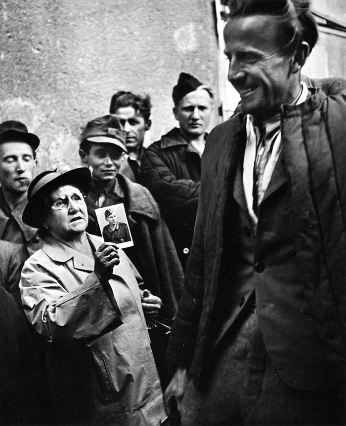 20 Rare Historic Photos That You Probably Haven't Seen Before - A Mother Shows A Picture Of Her Son To A Returning Prisoner Of War, 1947