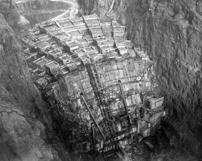 20 Rare Historic Photos That You Probably Haven't Seen Before - Columns Of Hoover Dam Being Filled With Concrete, February 1934 (Looking Upstream From The Nevada Rim)