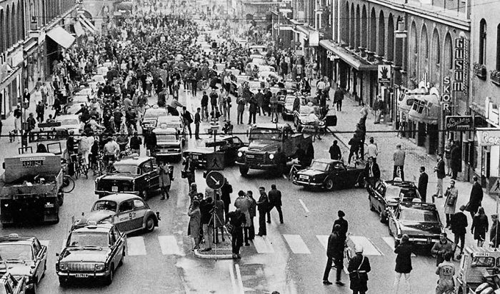20 Rare Historic Photos That You Probably Haven't Seen Before - First Morning After Sweden Changed From Driving On The Left Side To Driving On The Right, 1967