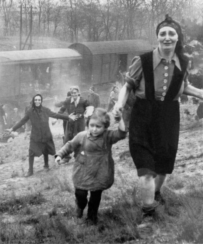 20 Rare Historic Photos That You Probably Haven't Seen Before - Jewish Prisoners After Being Liberated From A Death Train, 1945