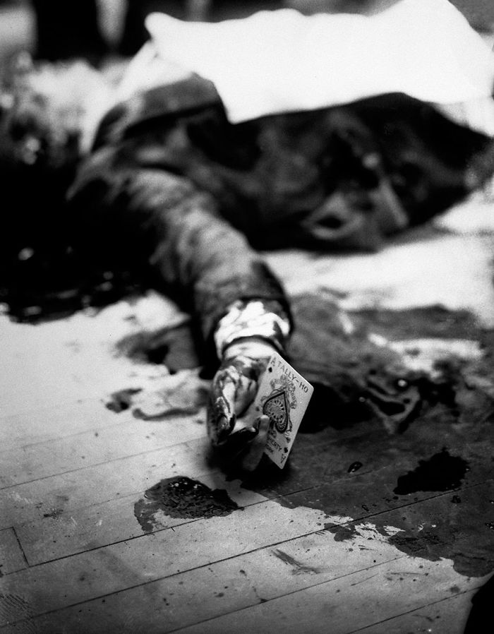 20 Rare Historic Photos That You Probably Haven't Seen Before - Mafia Boss Joe Masseria Lays Dead On A Brooklyn Restaurant Floor Holding The Ace Of Spades, 1931