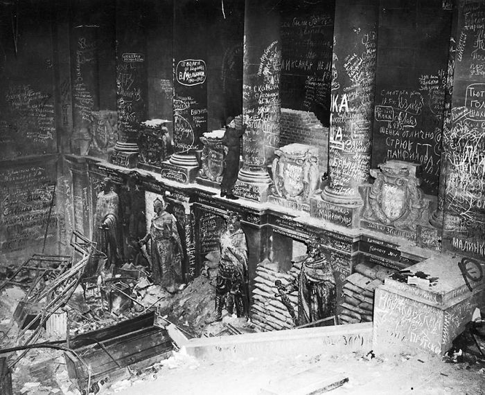 20 Rare Historic Photos That You Probably Haven't Seen Before - Soviet Troops Scrawled Graffiti In The Reichstag After They Took Berlin In 1945