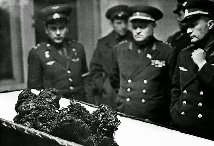 20 Rare Historic Photos That You Probably Haven't Seen Before - The Remains Of The Astronaut Vladimir Komarov, A Man Who Fell From Space, 1967