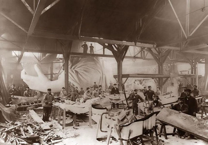 20 Rare Historic Photos That You Probably Haven't Seen Before - The Statue Of Liberty Under Construction In Paris In 1884