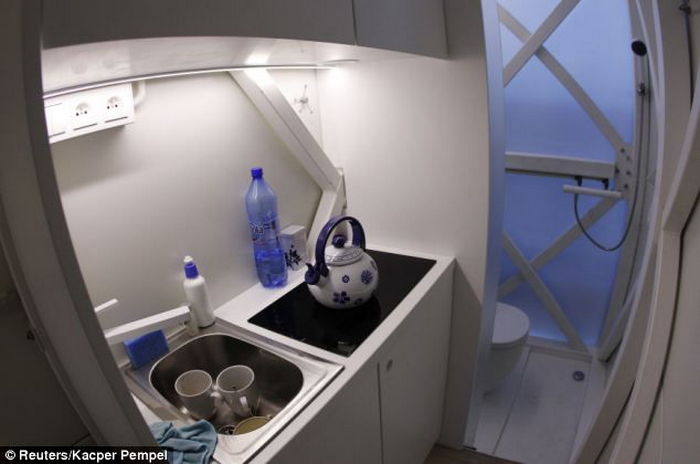 The Narrowest House In The World: Find Your Niche - Sheet7