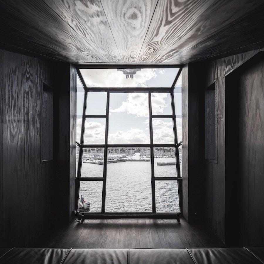 Old Port Crane Changed Into A Luxury Apartment For Fans Of Black Interiors - Sheet5