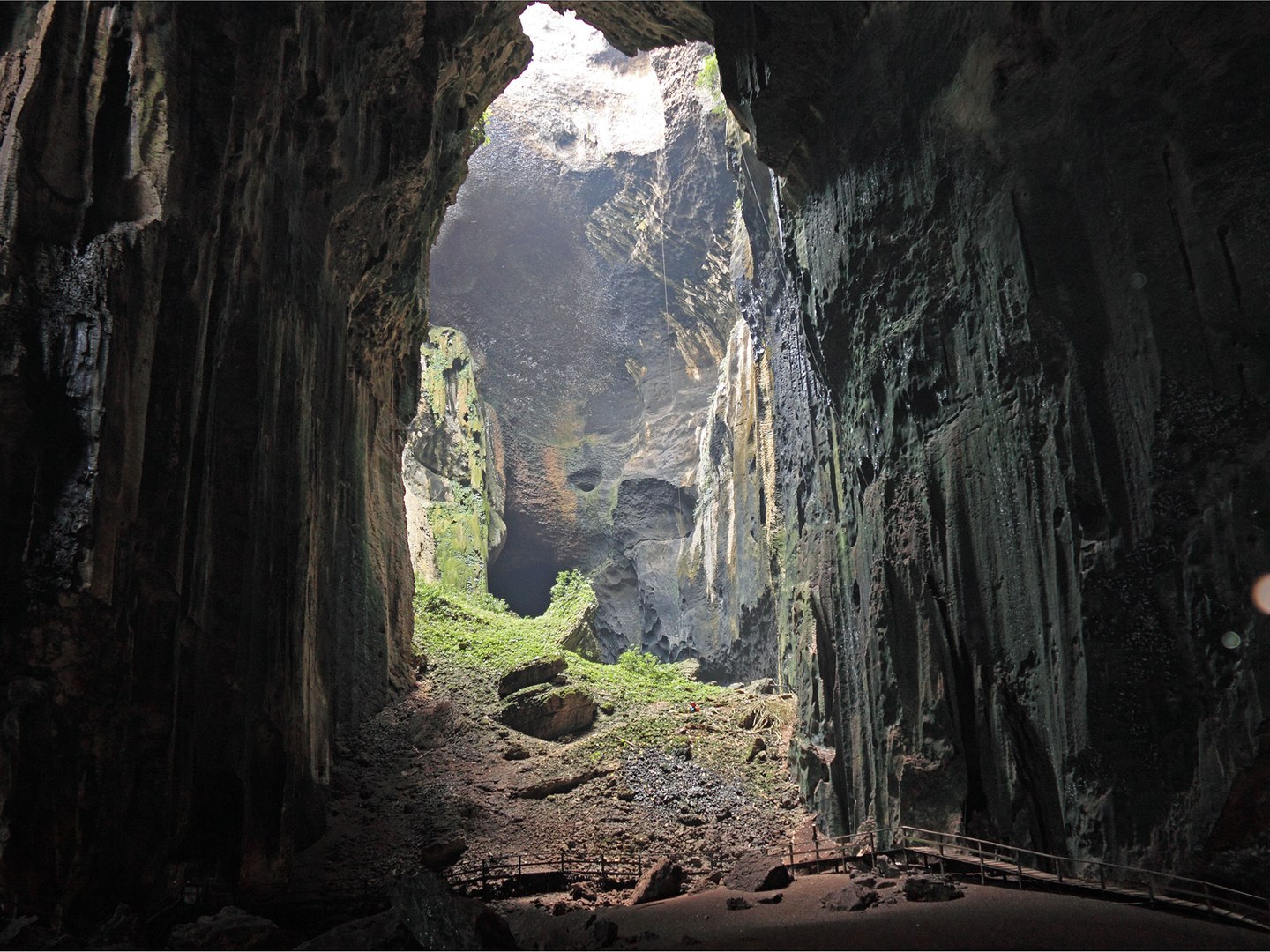 20 Architectural Scariest Places In The World - Gomantong Caves Borneo Malaysia