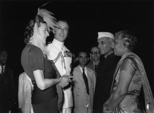 Delhi Now & Then - See how Delhi has changed through CENTURIES. This Is Amazing.! - 2nd April 1947, the Viceroy of India, Lord Mountbatten meets Prime Minister Pandit Nehru in the Moghul Gardens in New Delhi