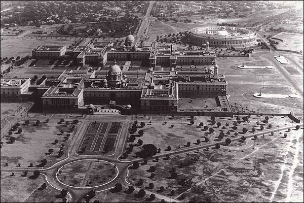 Delhi Now & Then - See how Delhi has changed through CENTURIES. This Is Amazing.! - A rare view of the President's palace and Parliament in New Delhi