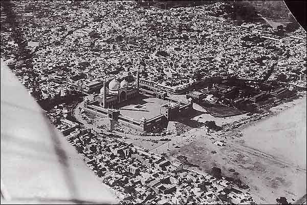 Delhi Now & Then - See how Delhi has changed through CENTURIES. This Is Amazing.! - An aerial view of Jama Masjid mosque in Delhi, built between 1650 and 1658