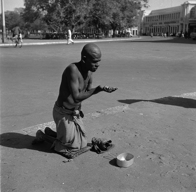 Delhi Now & Then - See how Delhi has changed through CENTURIES. This Is Amazing.! - Delhi 1955, a beggar in Connaught Place, Delhi