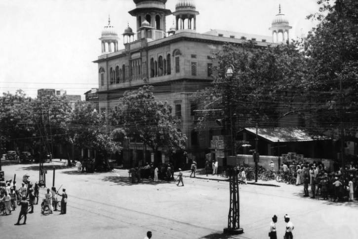 Delhi Now & Then - See how Delhi has changed through CENTURIES. This Is Amazing.! - Sis Ganj Gurudwara, Delhi, in the 50s