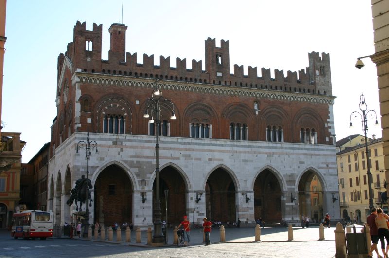 Amazing Historical Buildings shining this world with their Beautiful creativity!! - Piacenza: il Gotico