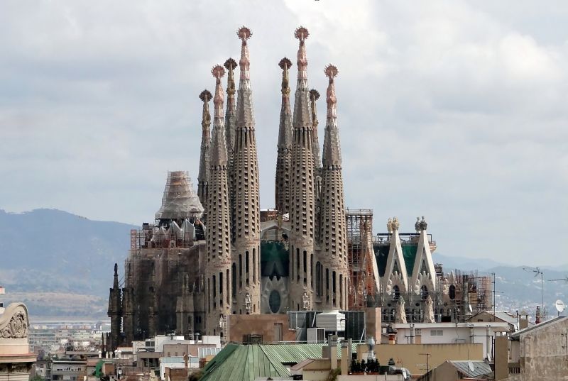 Amazing Historical Buildings shining this world with their Beautiful creativity!! - The Basílica i Temple Expiatori de la Sagrada Família , Spain