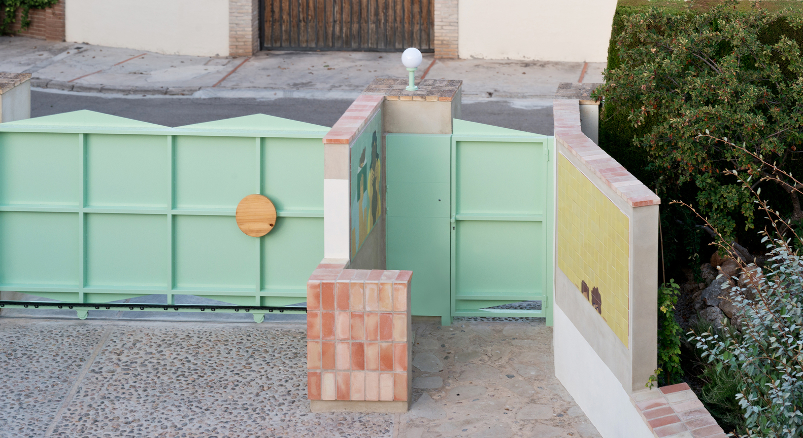 10 Different Projects That Feature the Color Green! - A Door for my Parents / Genoveva Carrión Ruiz