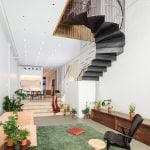 Eight home interiors furnished around statement rugs - Sheet6