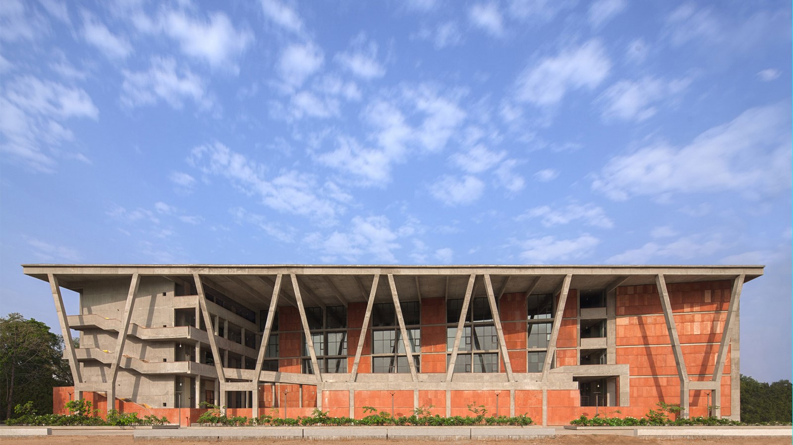 IET, Ahmedabad University by Vir.Mueller Architects
