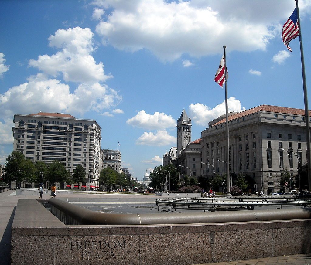 15 Iconic Buildings of Robert Venturi - View - Freedom Plaza