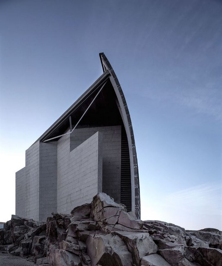 15 Works of Arata Isozaki Every Architect should visit - Domus: La Casa del Hombre, Spain