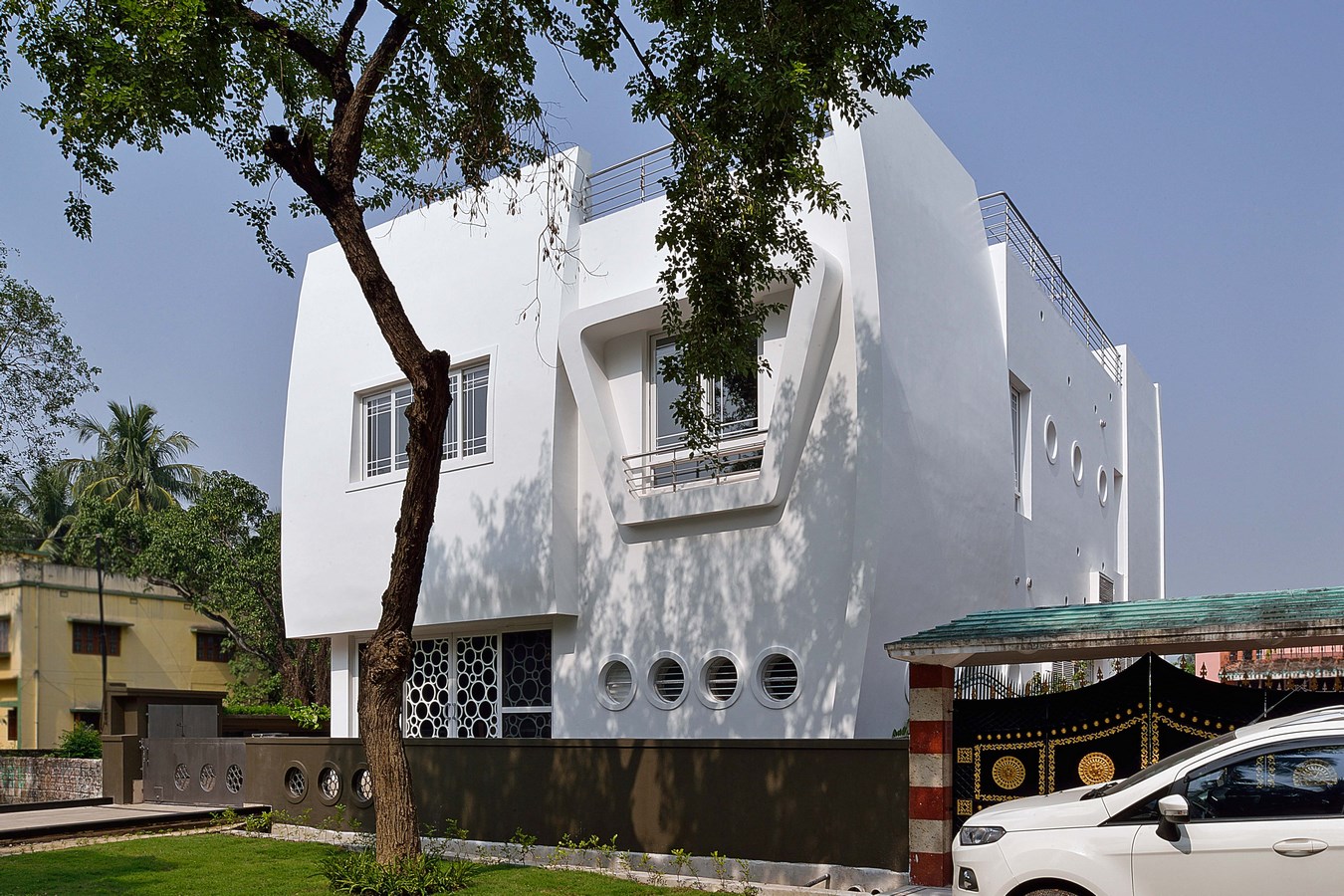 House by the Canal By Kham Consultants