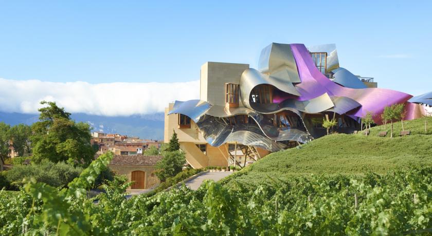50 Famous Architects in the World of all Time - Frank Gehry_Marqués de Riscal Vineyard Hotel, Spain