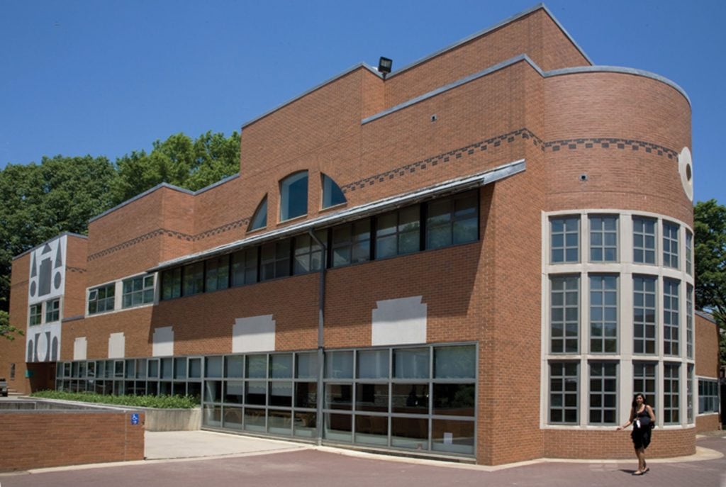50 Famous Architects in the World of all Time - Robert Venturi_Gordon Wu Hall, New York
