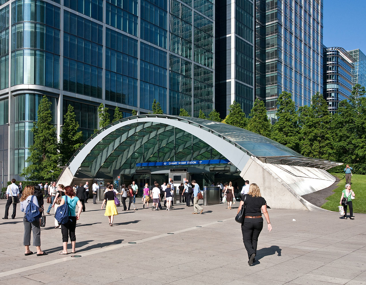 25 Projects by Norman Foster that made him a leader in the Architecture Industry - Canary Wharf Tube Station, United Kingdom