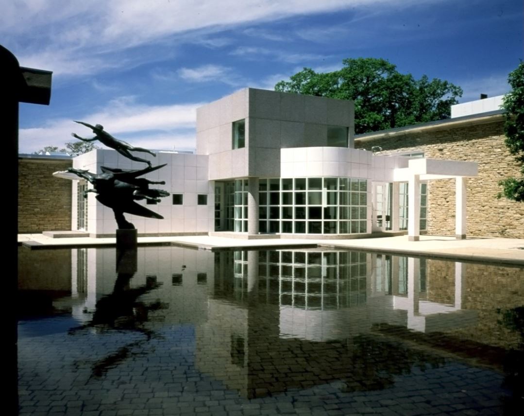 15 Iconic White Buildings by Richard Meier - Des Moines Art Centre Addition, Lowa