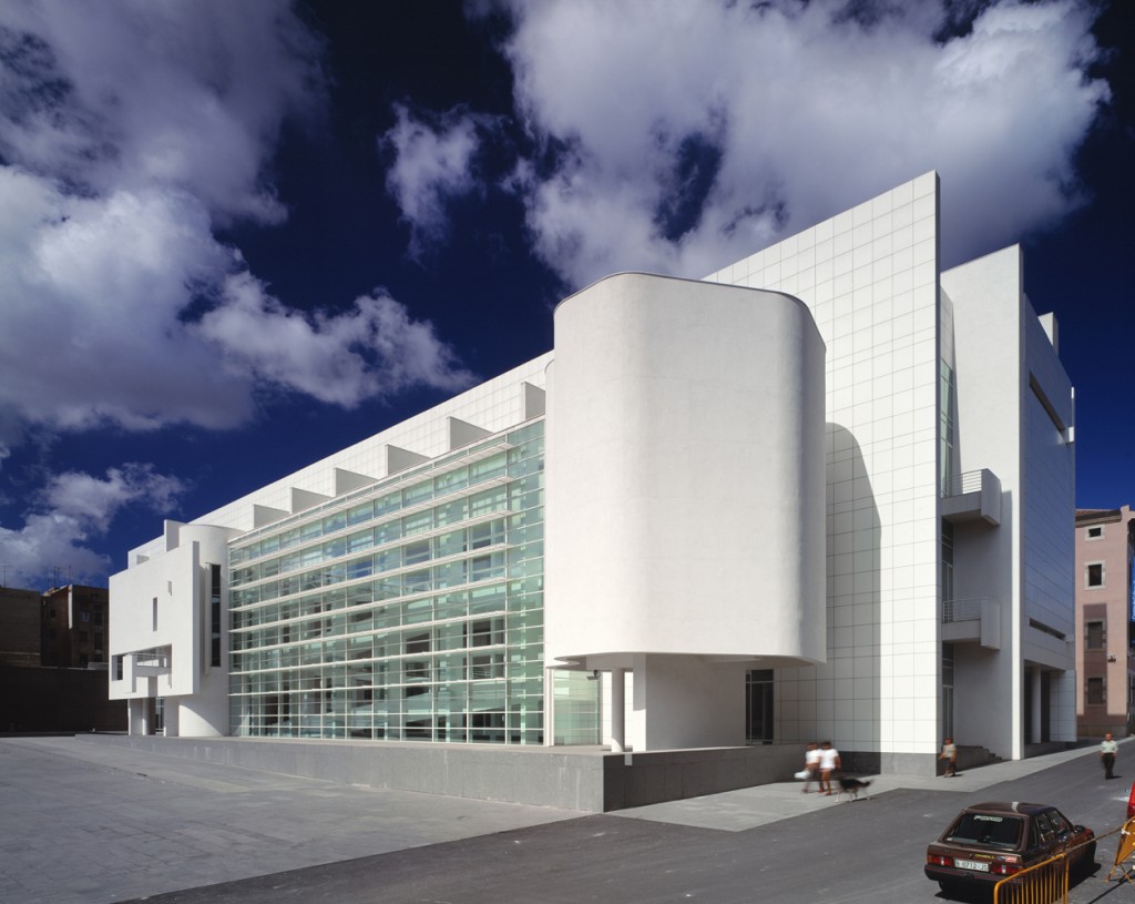 15 Iconic White Buildings by Richard Meier - Barcelona Museum of Contemporary Art, Spain