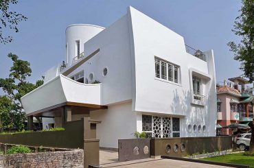 House by the Canal By Kham Consultants