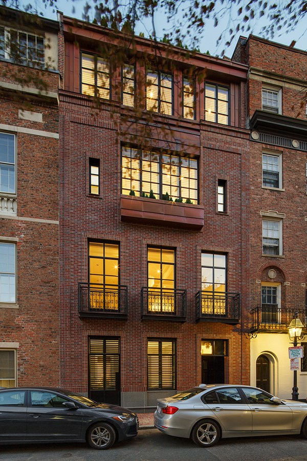 25 Most Iconic Structures In Boston - CHESTNUT STREET TOWNHOUSE