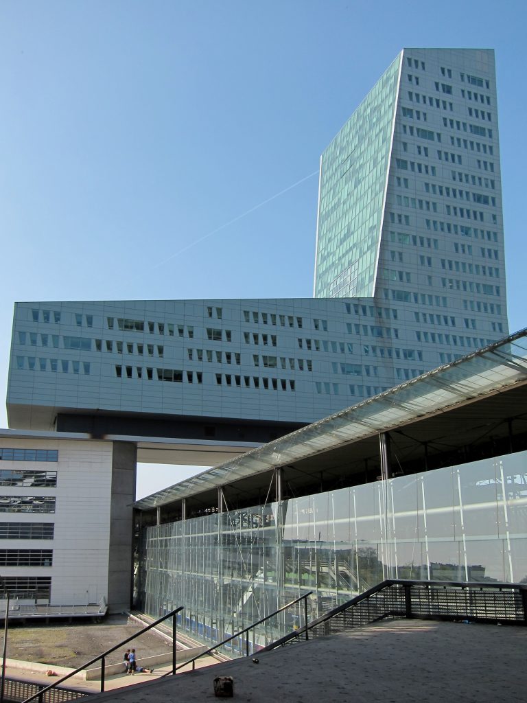 15 Bold and Artistic designs by Christian de Portzamparc - CRÉDIT LYONNAIS TOWER