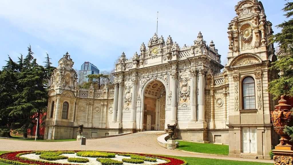 15 PLACES IN INSTANBUL- IMAGE 1 DOLMABAHCE PALACE - sheet1