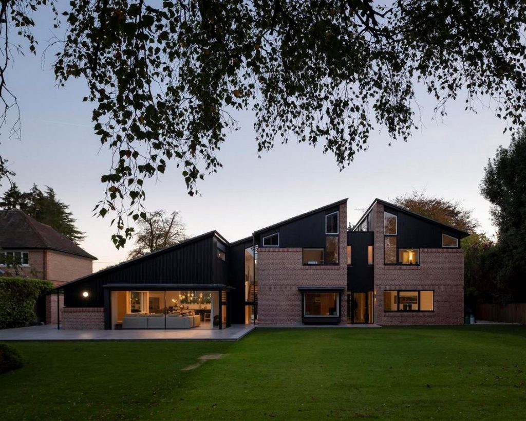 Push-Pull House by Cullian studio