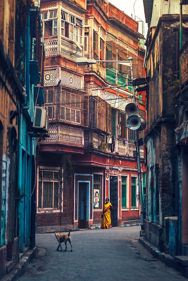 HIGHLIGHTING CHARACTERISTICS OF CULTURALLY IMPORTANT CITIES- IMAGE 1 streets of Kolkata