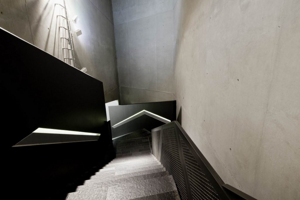 ANALYZING JEWISH MUSEUM IMAGE 2. entrance staircase view. Source-jimberlin.de