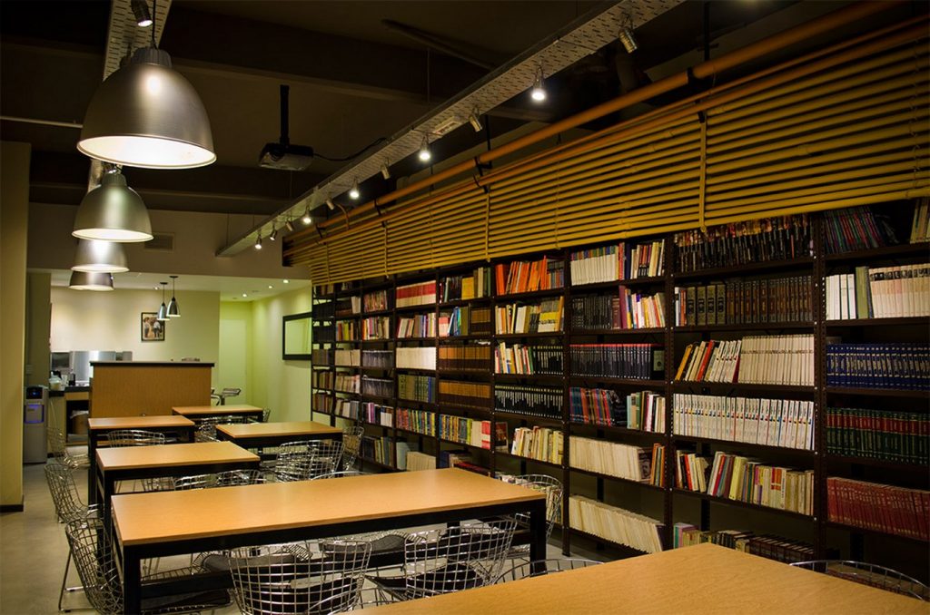 Bar- Library by Leal Arquitectos