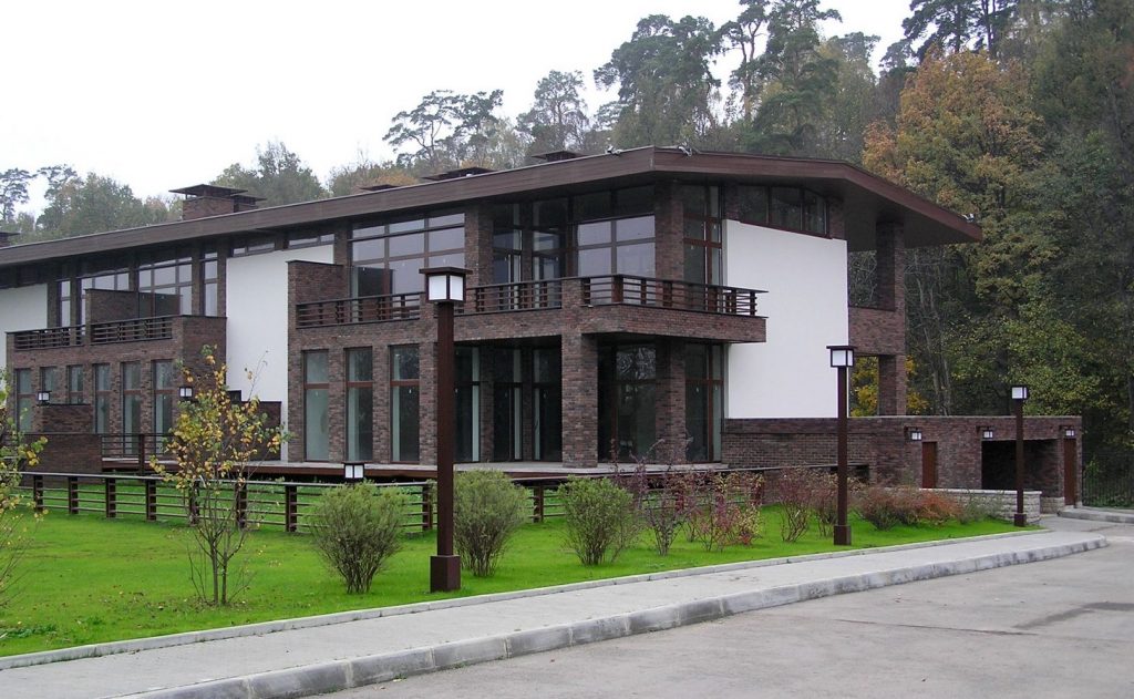 House in the village of Petrov-Dalnee Toschev design