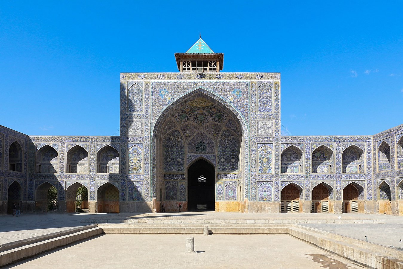 Examples of innovative use of Natural Light-The Royal Mosque -1