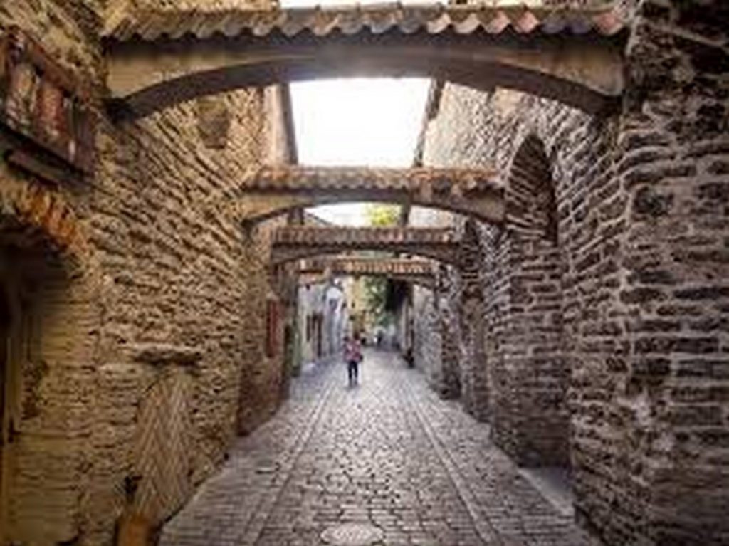 Places to visit in Tallinn-St.Catherine's Passage -3
