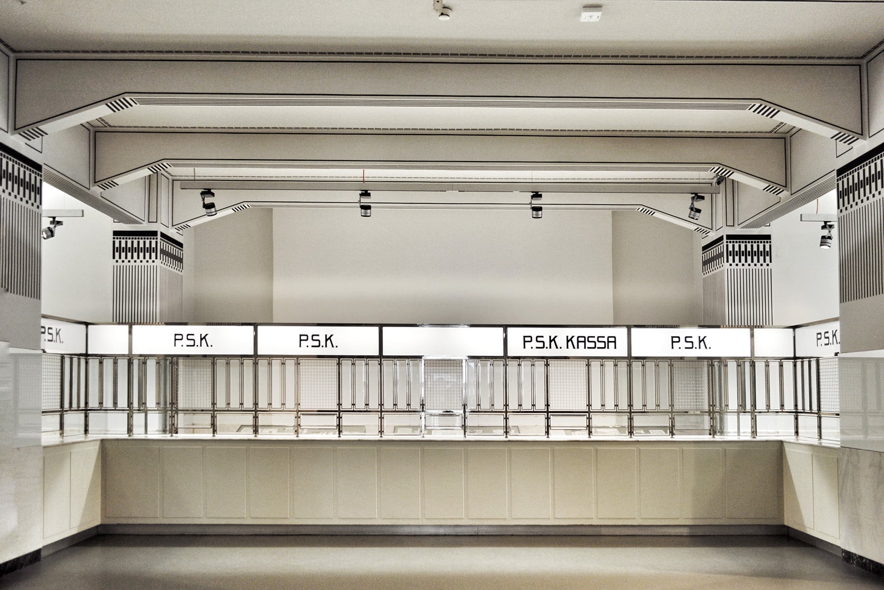 HM- #RTF129-OlimpiaAnghel_bank_Vienna_20191