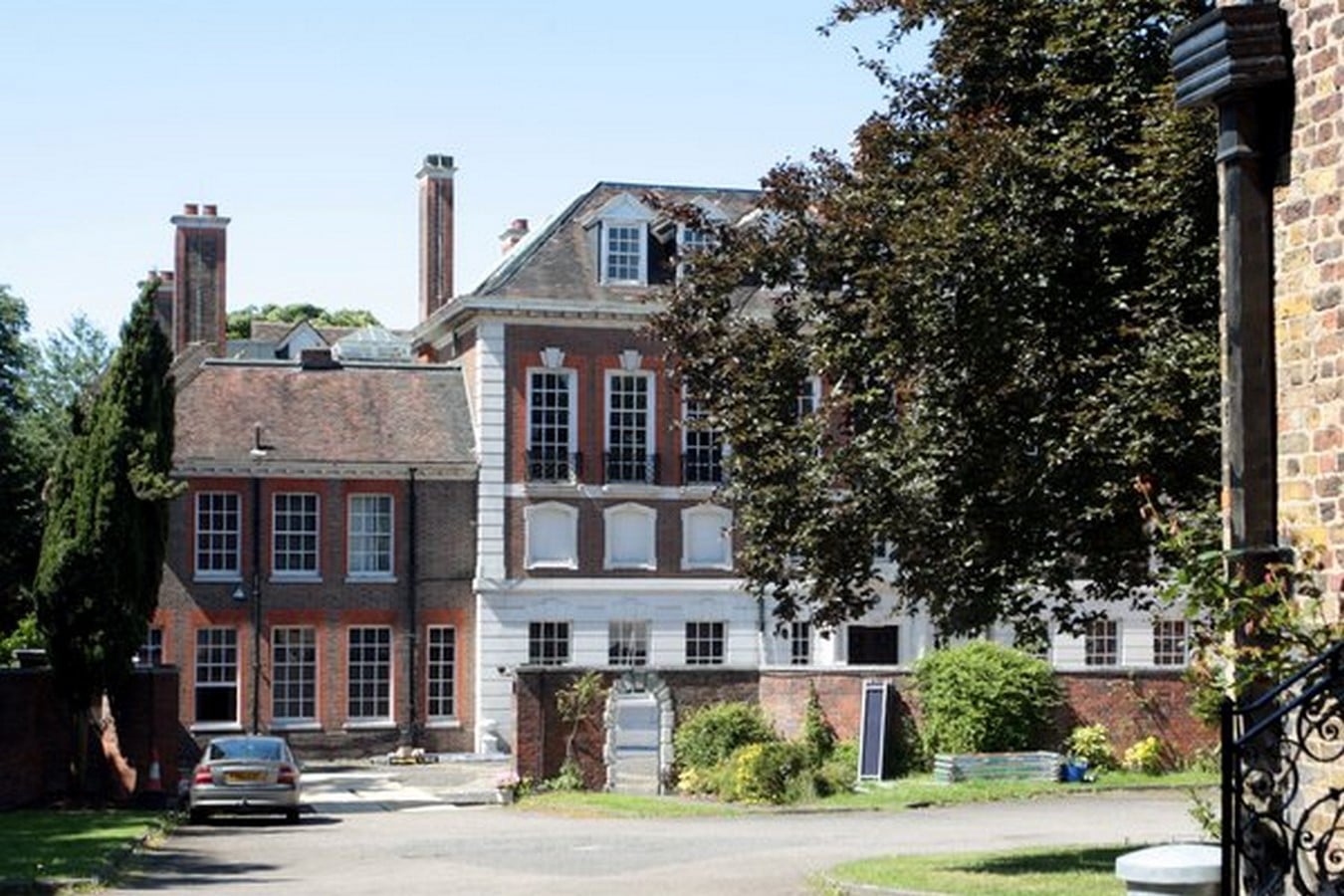 30 Biggest Houses In The World-Witan Hurst, London - Sheet3