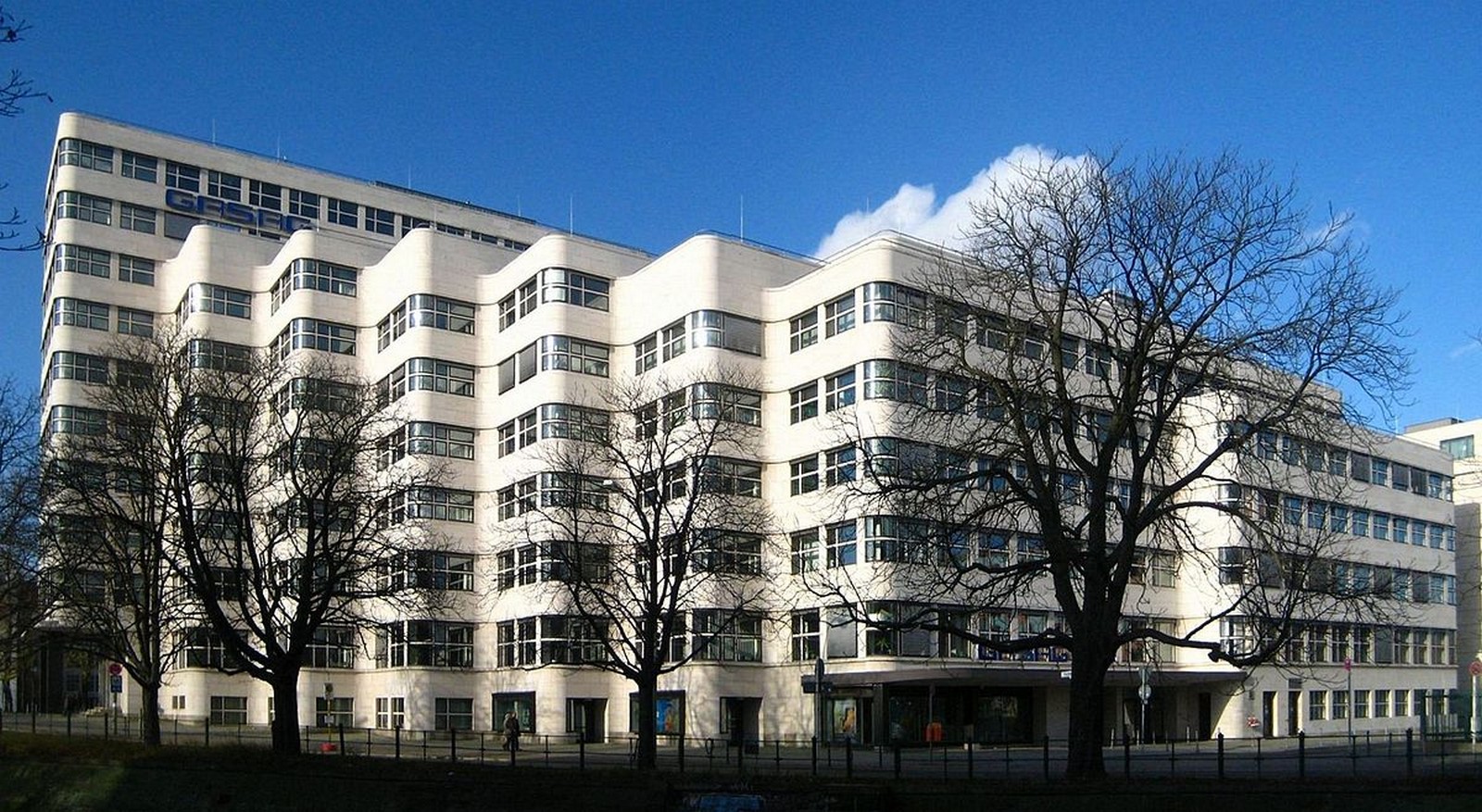 The politically inclined architecture of Capitals Berlin - Sheet4