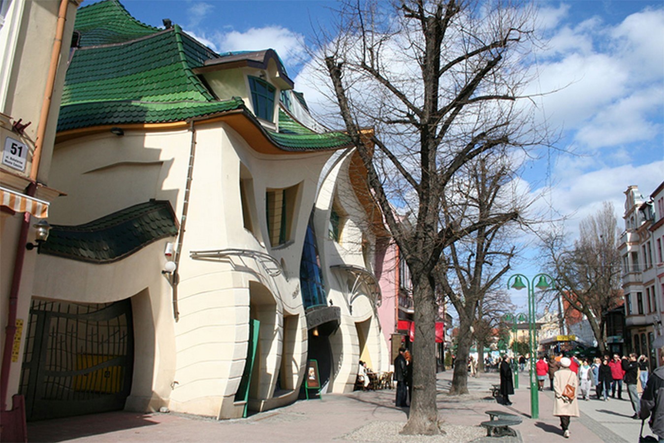 Famous buildings - The Crooked House by Szotynscy and Zalenski - Sheet1