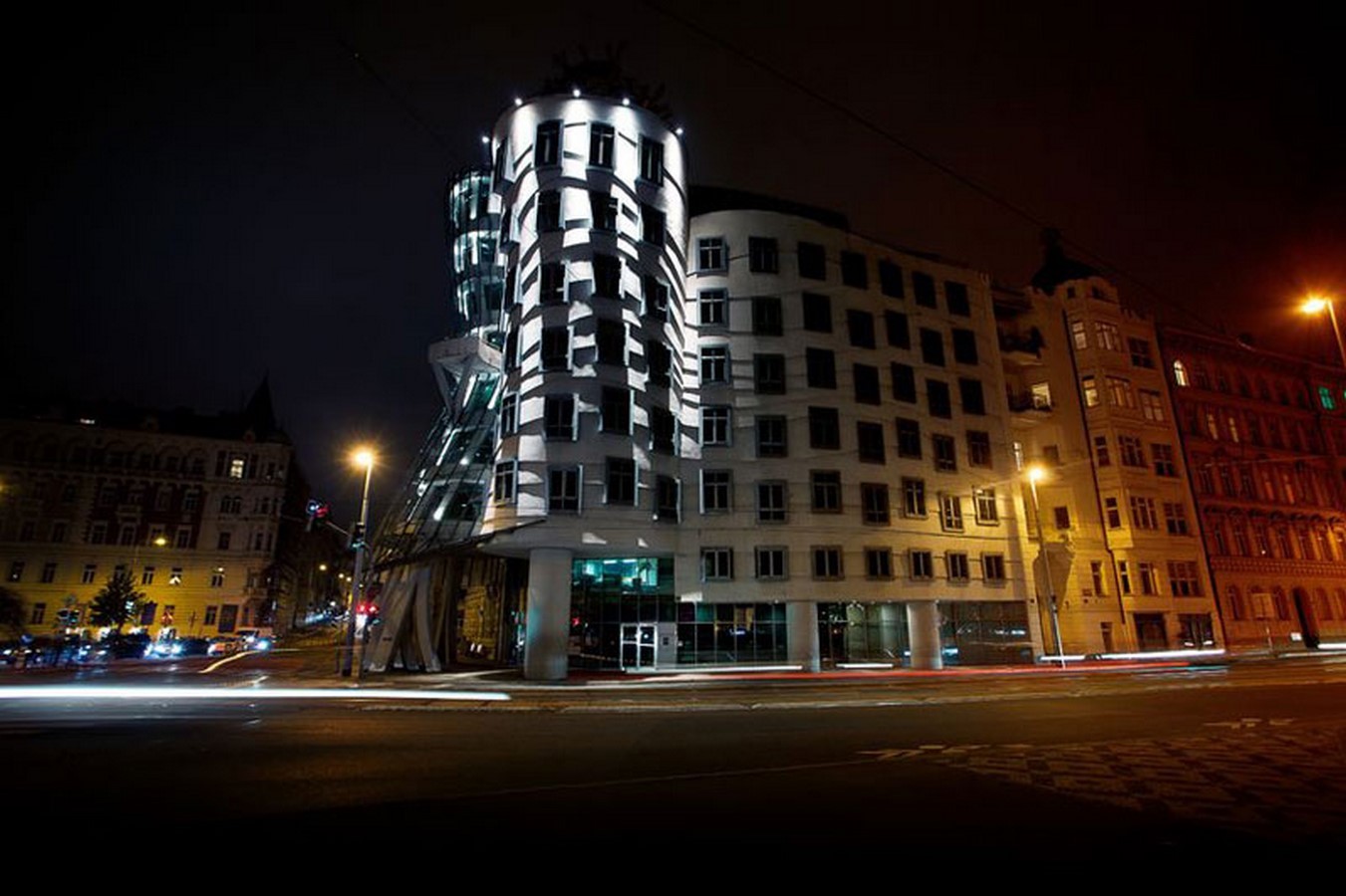 Famous architecture - The Dancing House by Frank Gehry and Vlado Milunic - Sheet2