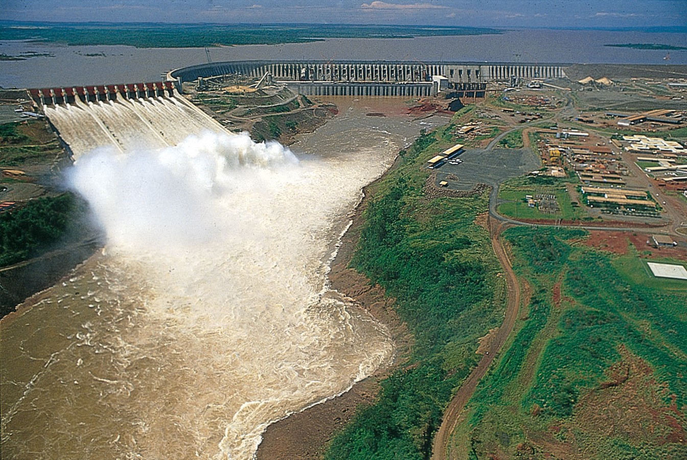 Парагвайский энергетик 4 буквы. Итайпу Бразилия ГЭС. Парагвай ГЭС Итайпу. Плотина Итайпу в Парагвай. Плотина Итайпу в Бразилии.