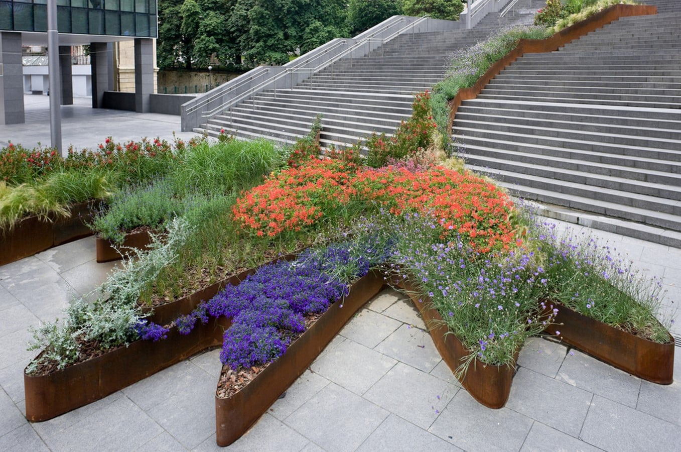THE GARDEN THAT CLIMBS THE STAIRS - Sheet2