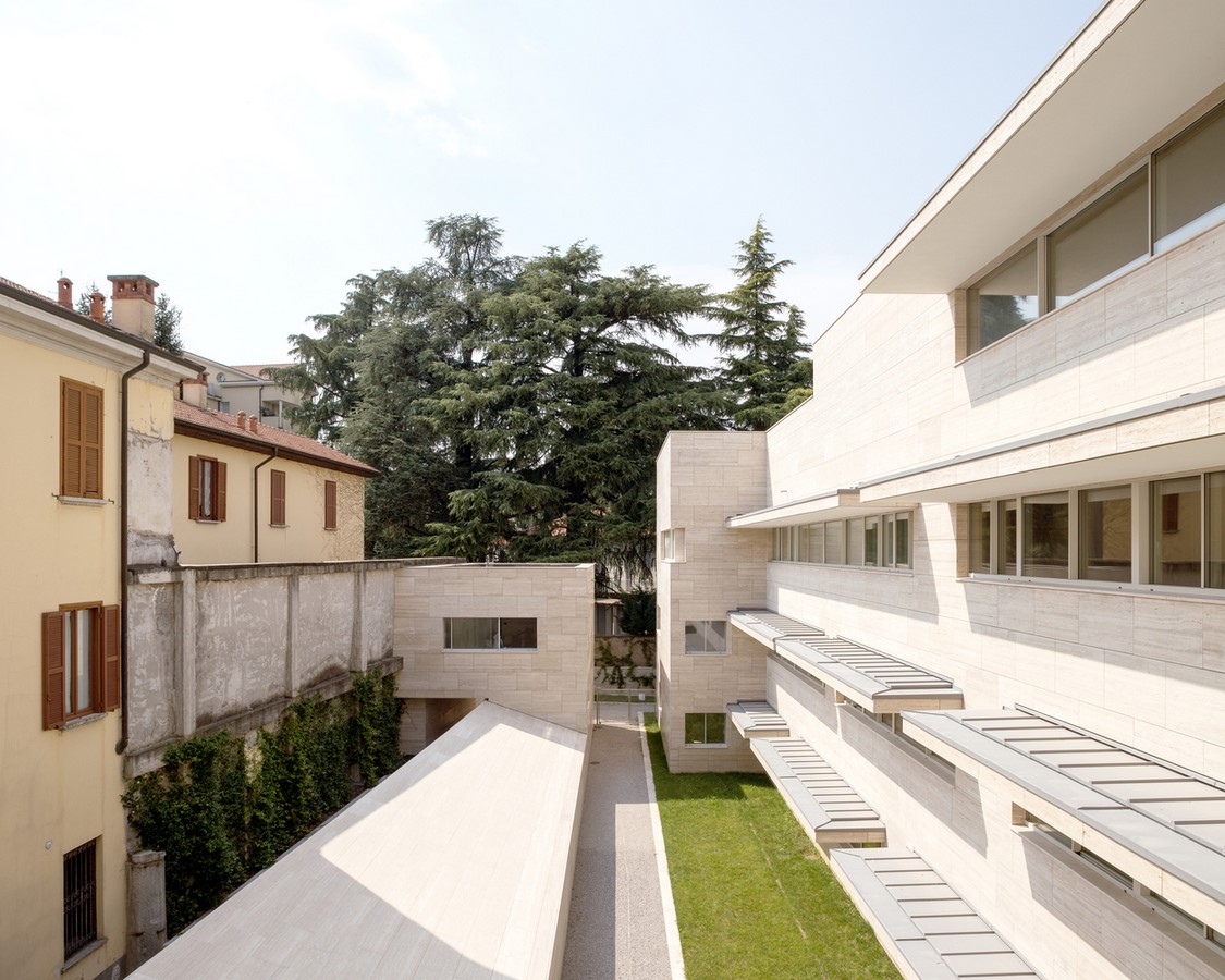 Álvaro Siza and COR Arquitectos create travertine housing in Lombardy - SHeet3
