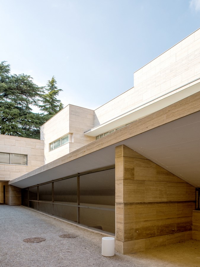 Álvaro Siza and COR Arquitectos create travertine housing in Lombardy - SHeet6