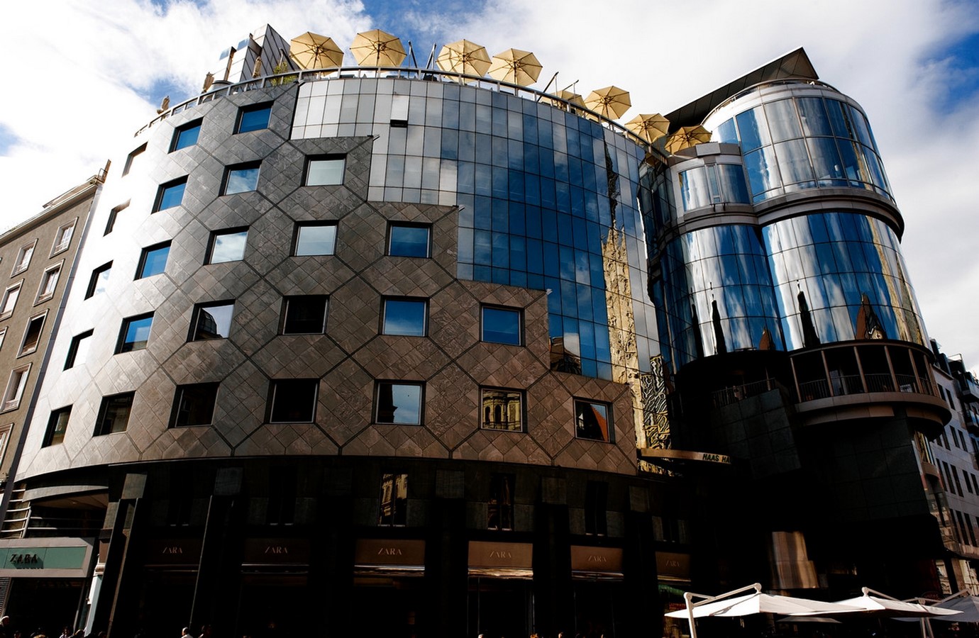 The Haas Haus by Hans Hollein: Contrasting with the adjacent - Sheet1